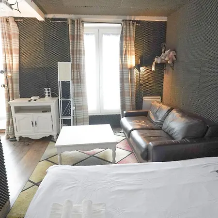 5 Walk To Louvre & Chatelet Metro *