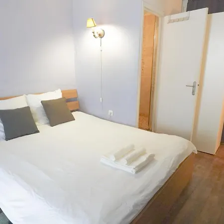 5 Walk To Louvre & Chatelet Metro