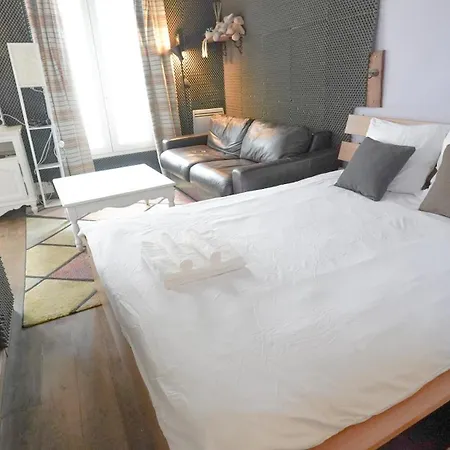 5 Walk To Louvre & Chatelet Metro